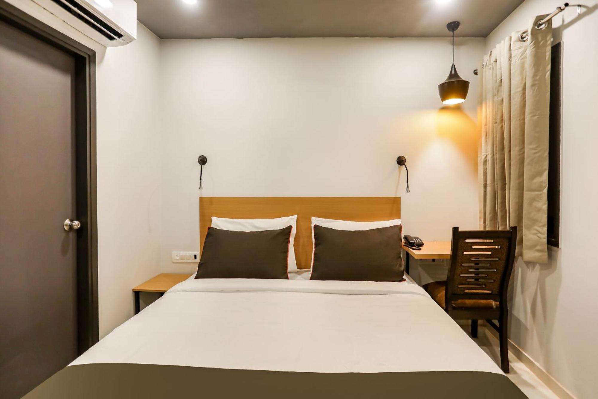 Super Collection O Le Noida Hotel Near Sector 76 Metro Station Ngoại thất bức ảnh