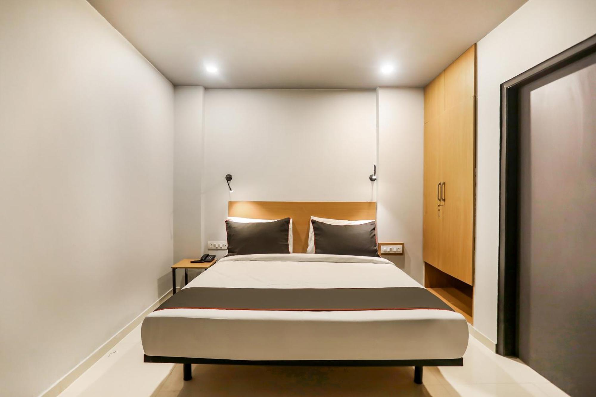 Super Collection O Le Noida Hotel Near Sector 76 Metro Station Ngoại thất bức ảnh