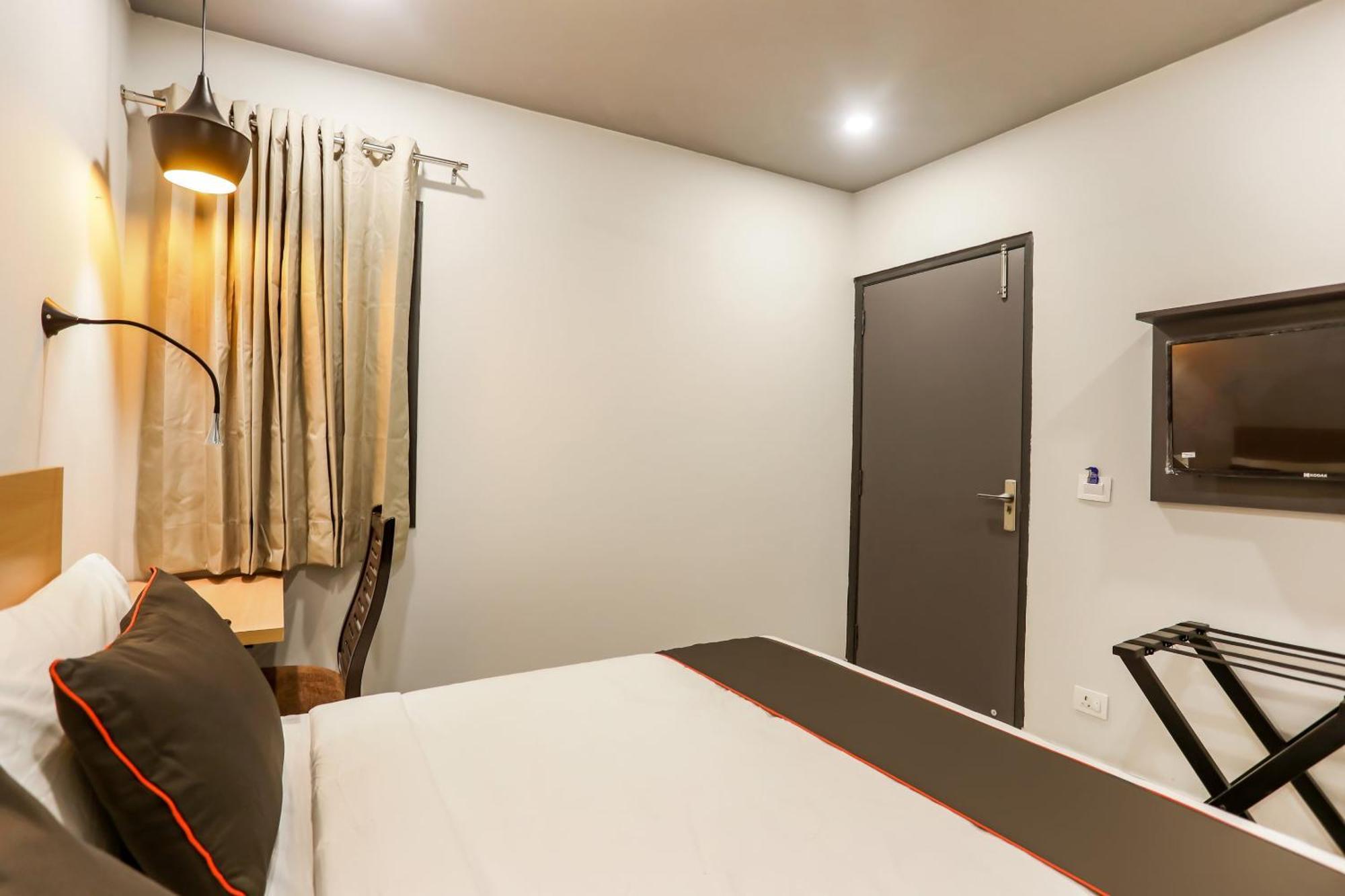 Super Collection O Le Noida Hotel Near Sector 76 Metro Station Ngoại thất bức ảnh