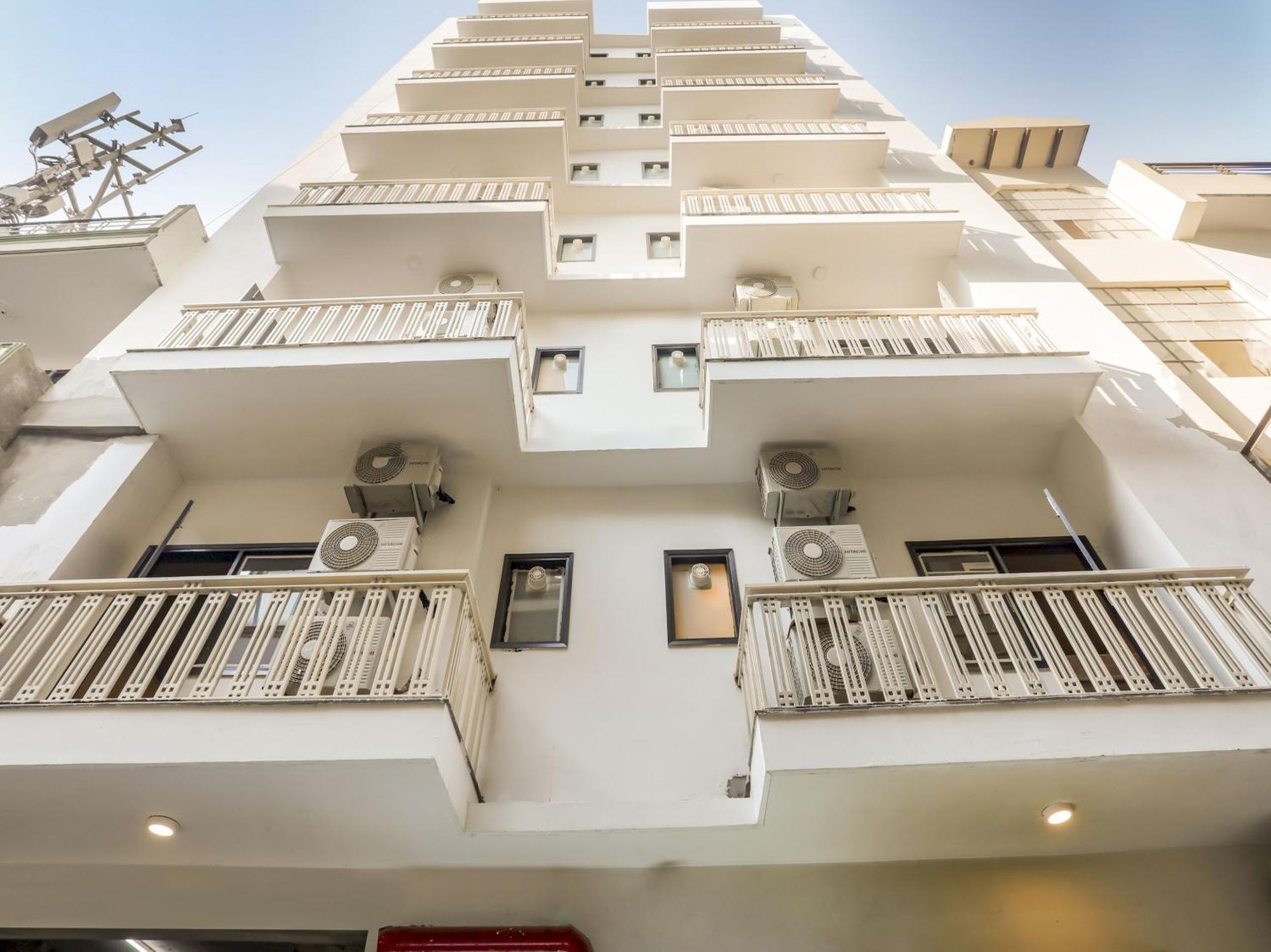Super Collection O Le Noida Hotel Near Sector 76 Metro Station Ngoại thất bức ảnh