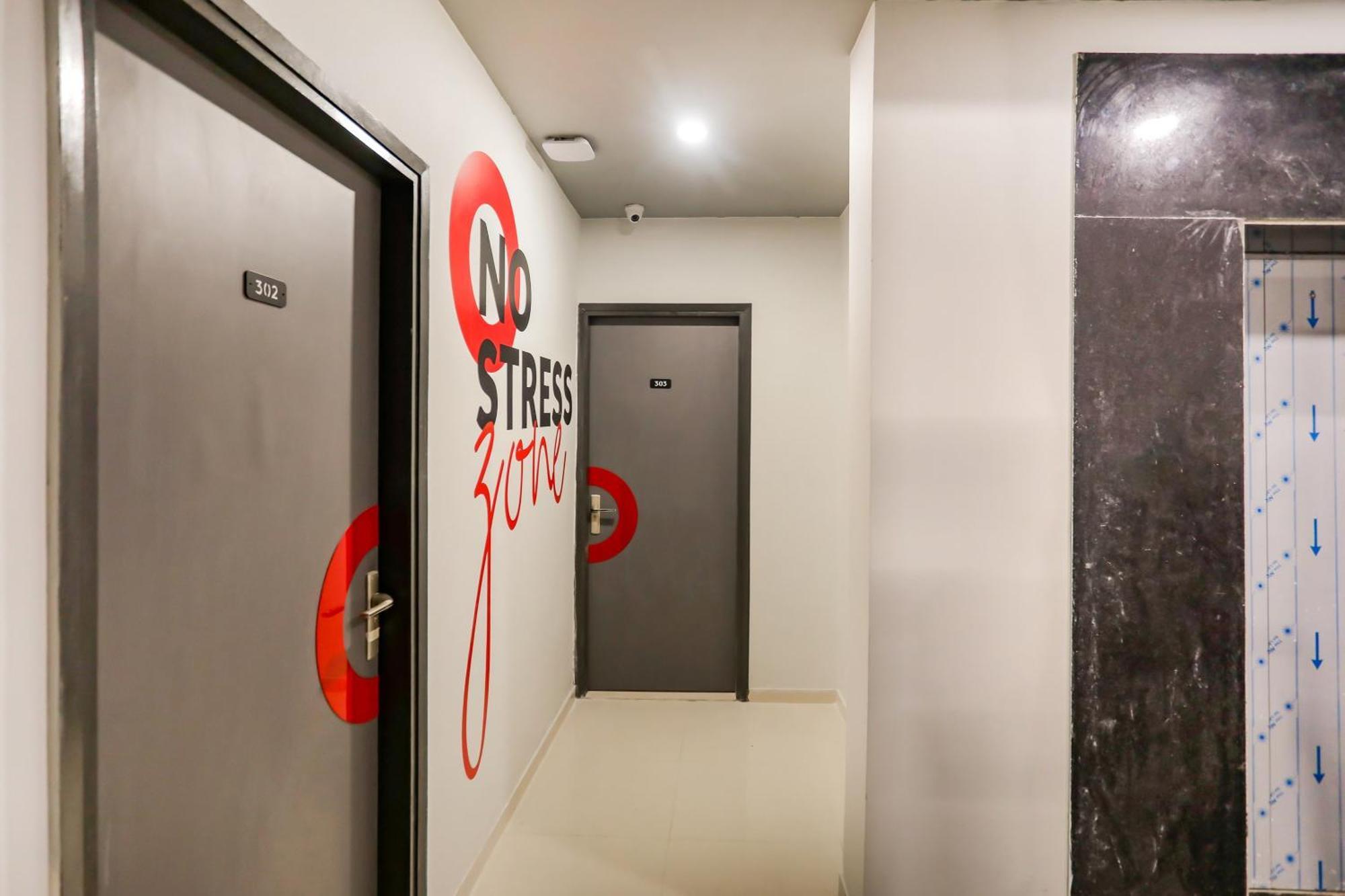 Super Collection O Le Noida Hotel Near Sector 76 Metro Station Ngoại thất bức ảnh
