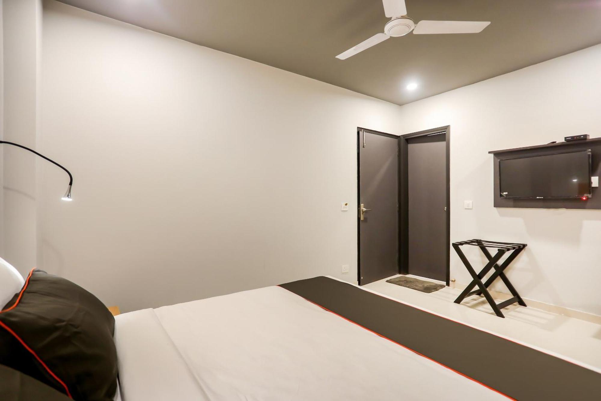 Super Collection O Le Noida Hotel Near Sector 76 Metro Station Ngoại thất bức ảnh