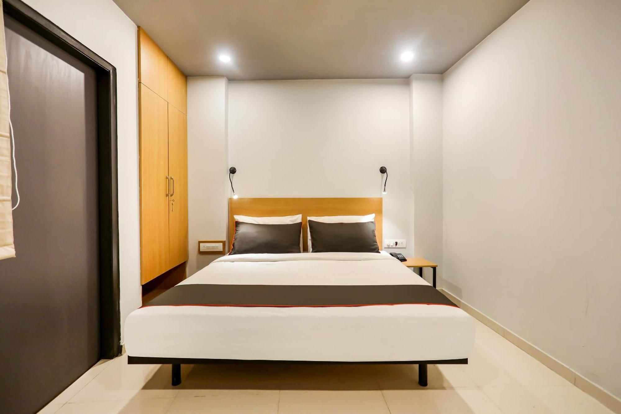 Super Collection O Le Noida Hotel Near Sector 76 Metro Station Ngoại thất bức ảnh