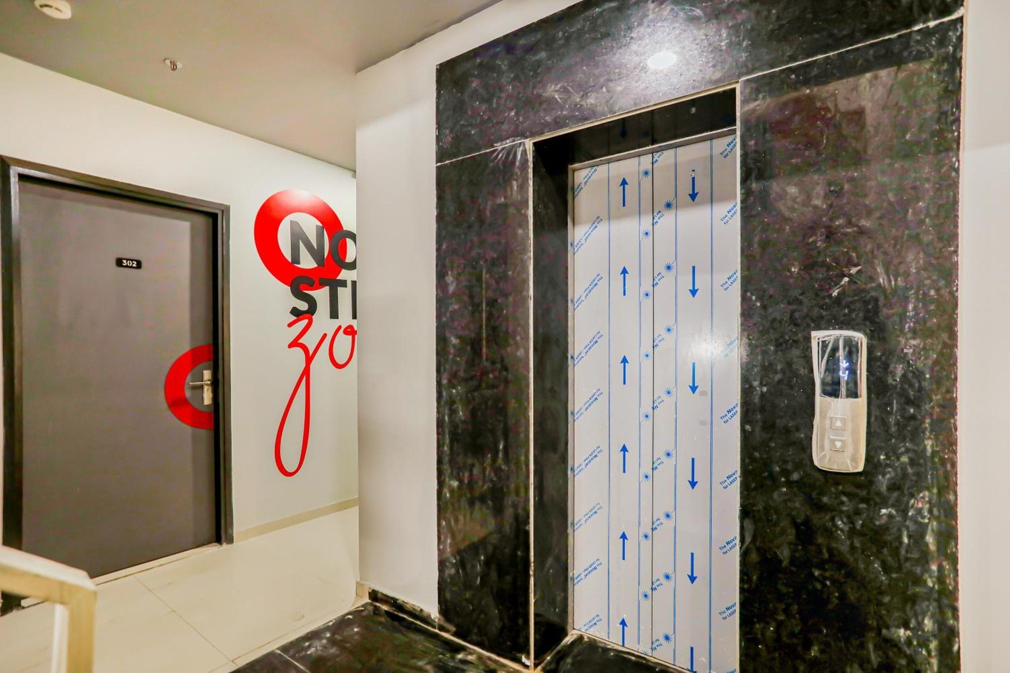 Super Collection O Le Noida Hotel Near Sector 76 Metro Station Ngoại thất bức ảnh