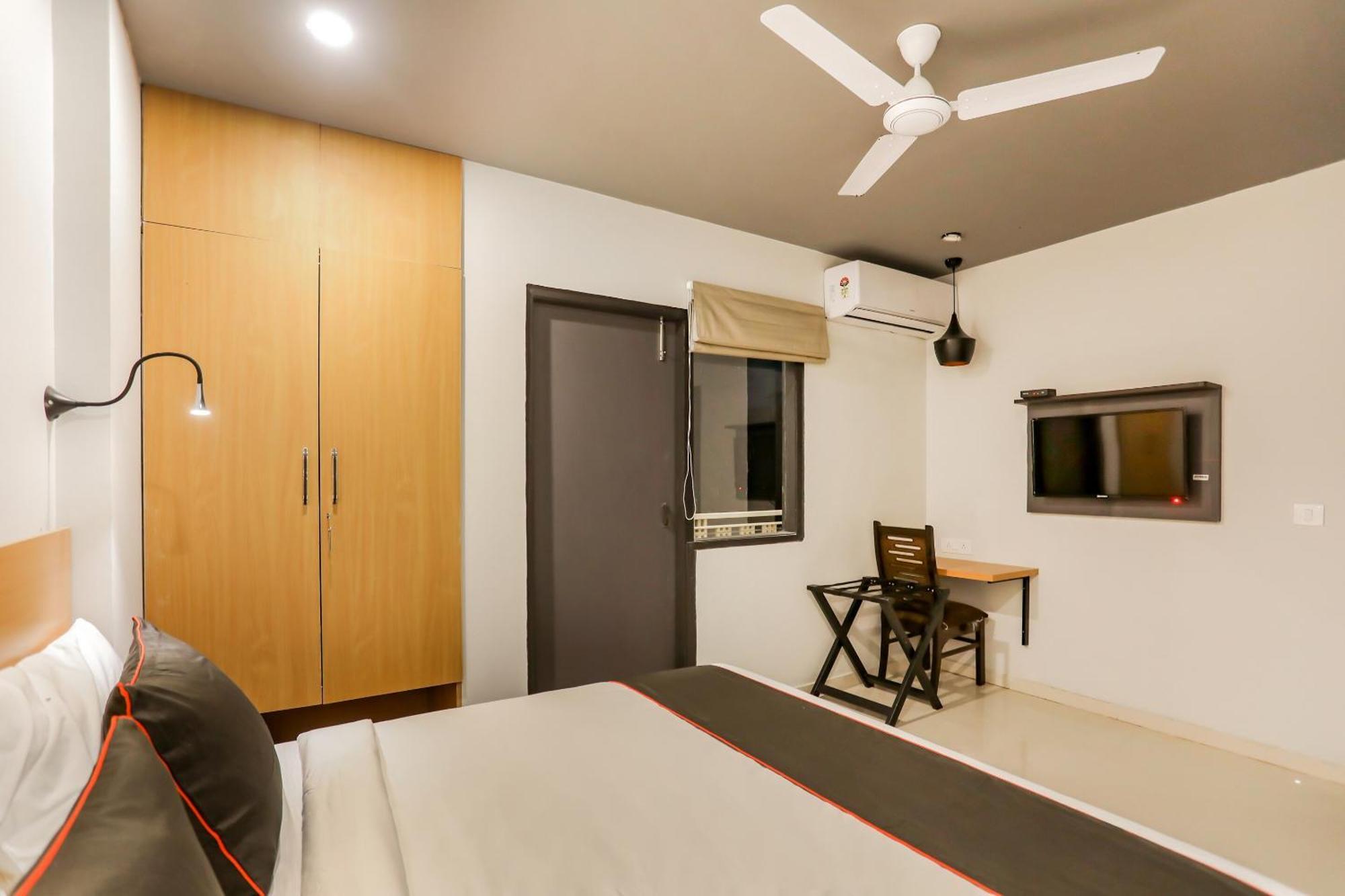Super Collection O Le Noida Hotel Near Sector 76 Metro Station Ngoại thất bức ảnh